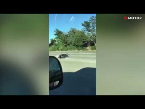 La caída de un motorista sin protección | El Motor