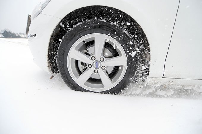 Cadenas para el coche o neumáticos de invierno: todo lo que hay que saber  para conducir con seguridad sobre nieve o hielo