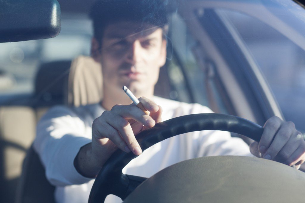 Distracciones por fumar en el coche