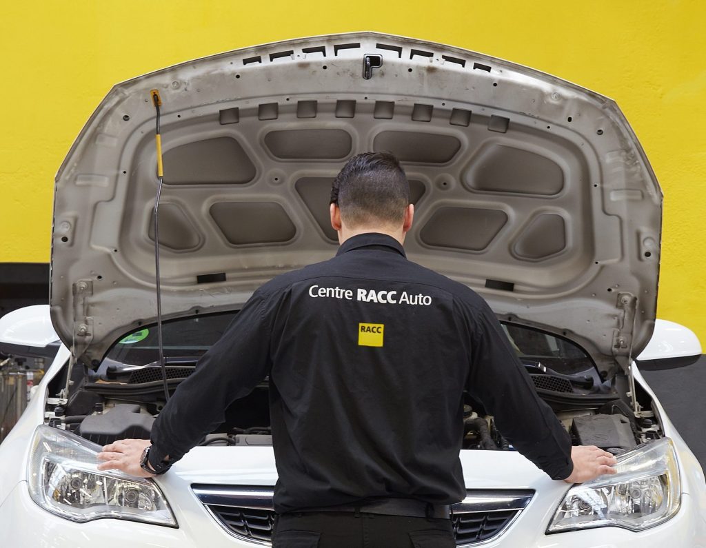 Lavado interior del coche con ozono para eliminar los malos olores