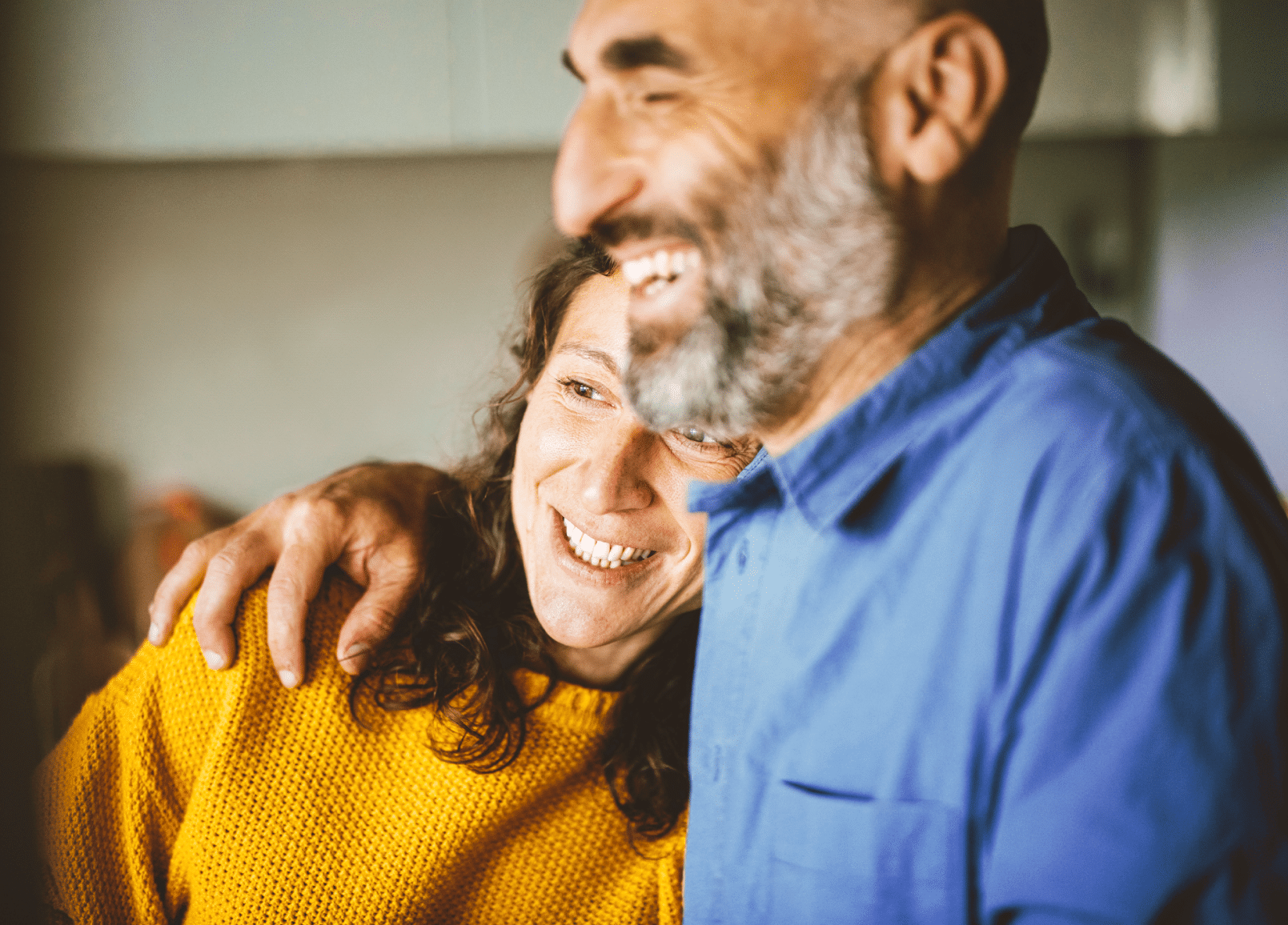 Mujer feliz apoyada en el hombro del hombre en casa Mujer feliz apoyada en el hombro del hombre en casa