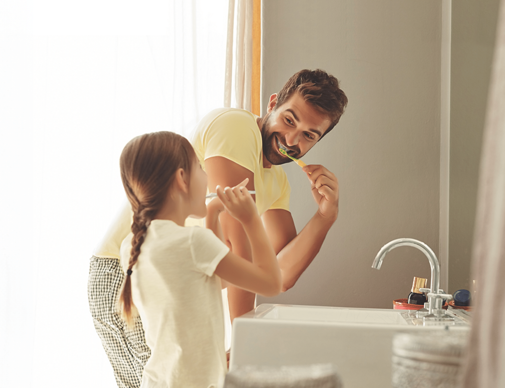 Pare i filla rentant les dents en un lavabo
