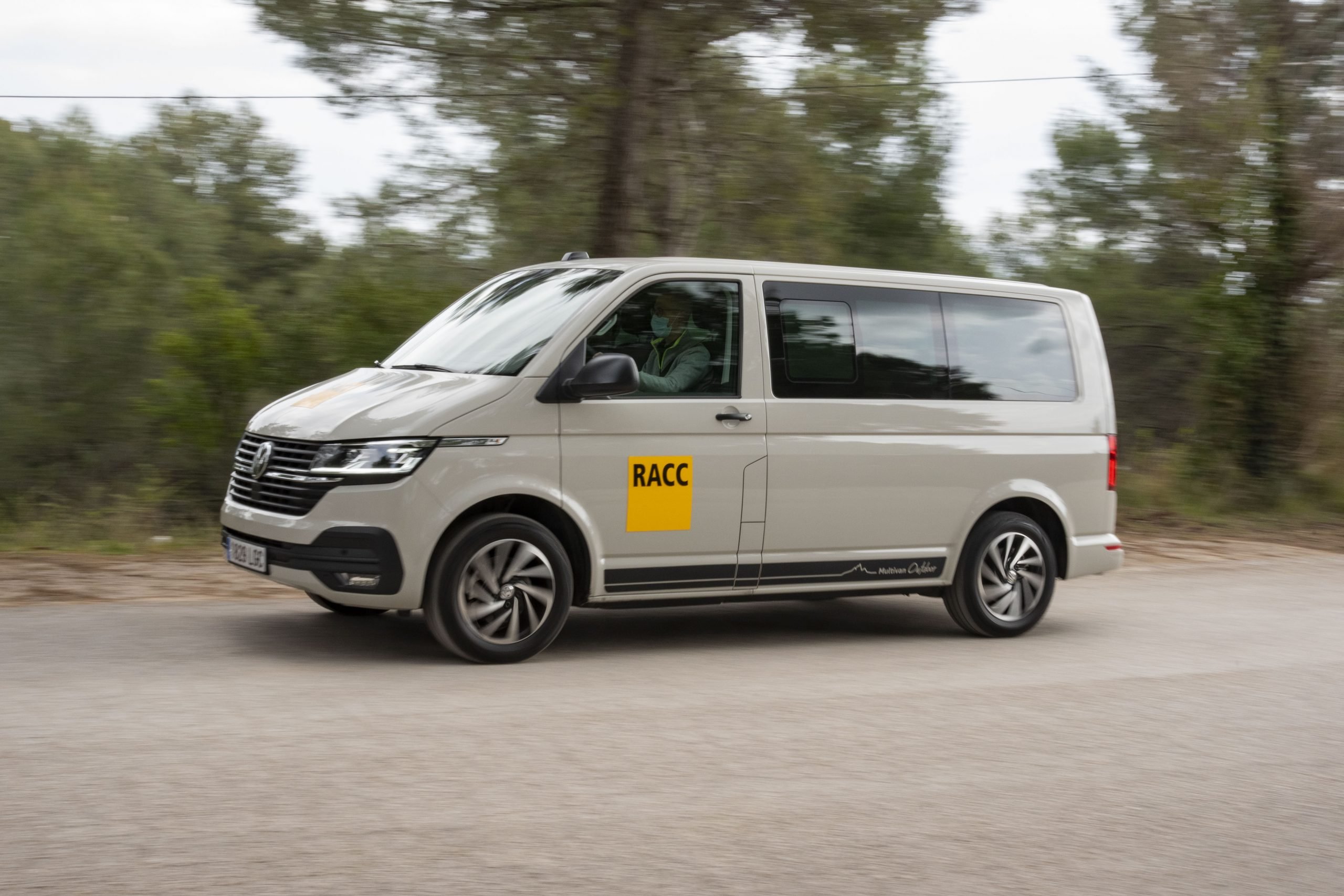 Los accesorios de coche más útiles para viajar en verano