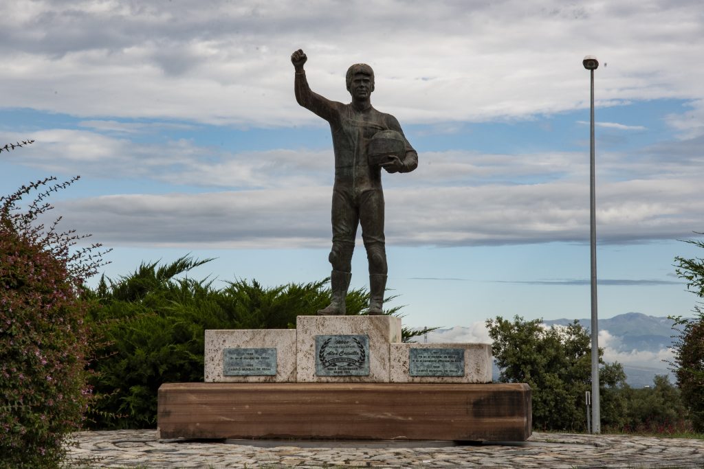 Estatua de Álex Crivillé en Seva