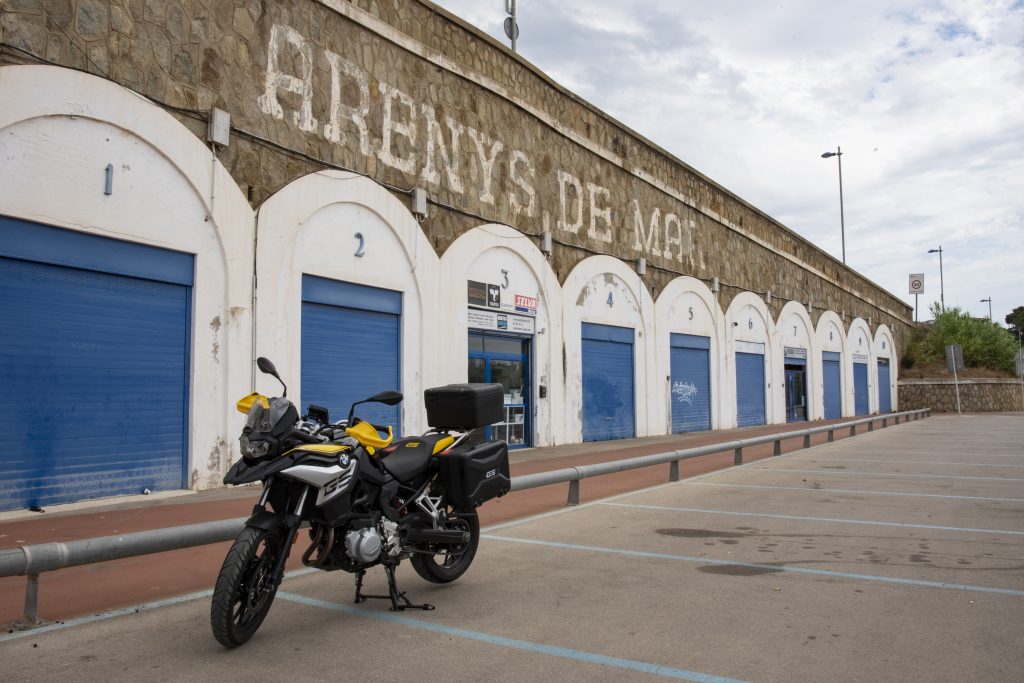 La BMW F750 GS en el fin de la ruta en el puerto de Arenys de Mar