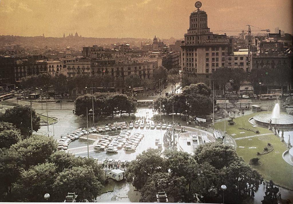 En 2012, los WRC volvieron a Barcelona rememorando imágenes como esta del parque cerrado de 1986 en la Plaza Catalunya