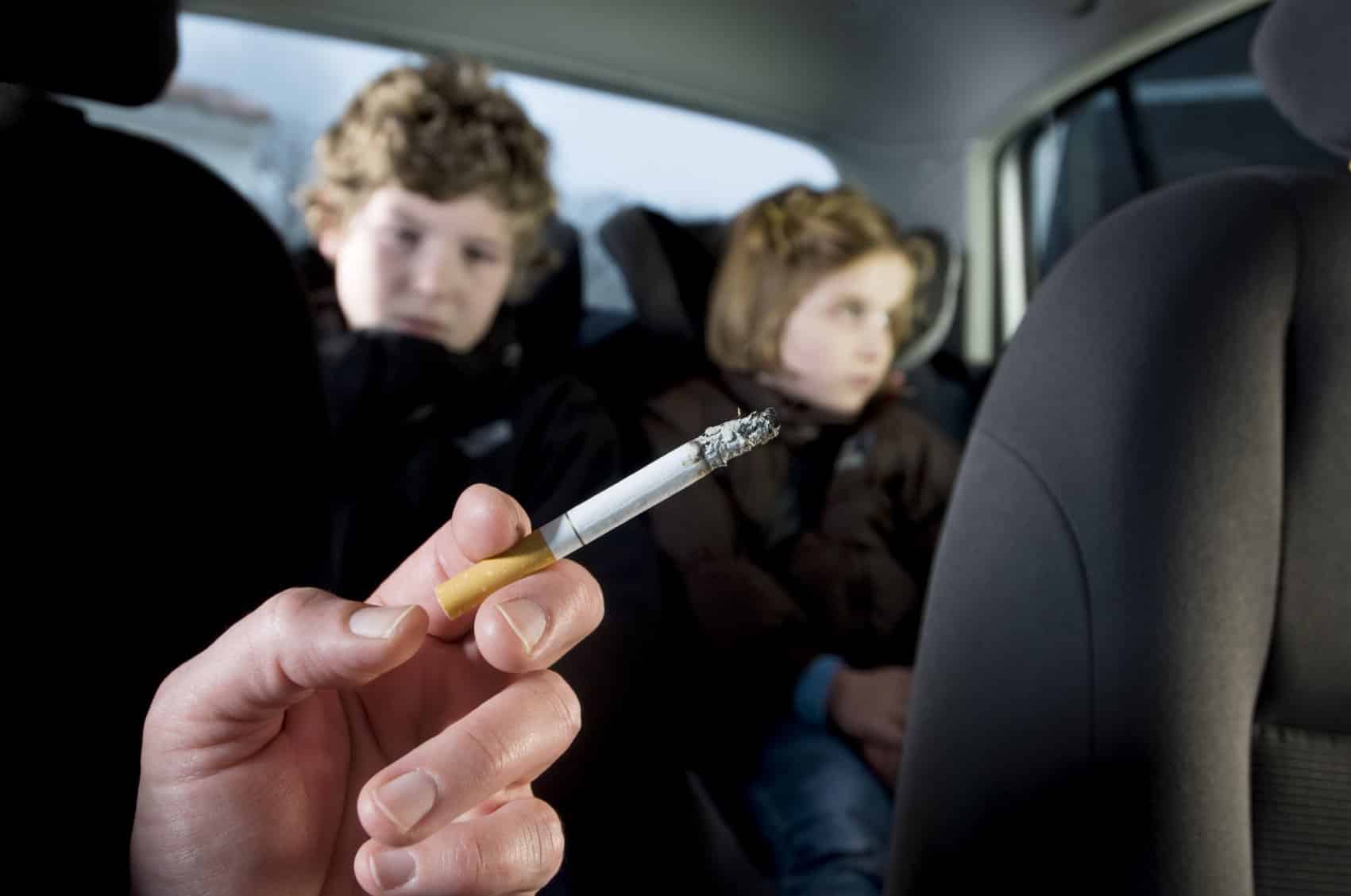 Fumas en el coche con niños dentro