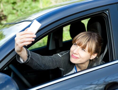 El 67% de peatones habla por WhatsApp por la calle