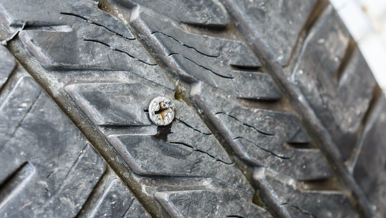 Cómo reparar los pinchazos del coche