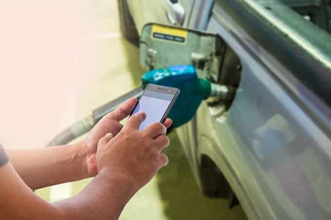 Peligros de usar el móvil en una gasolinera