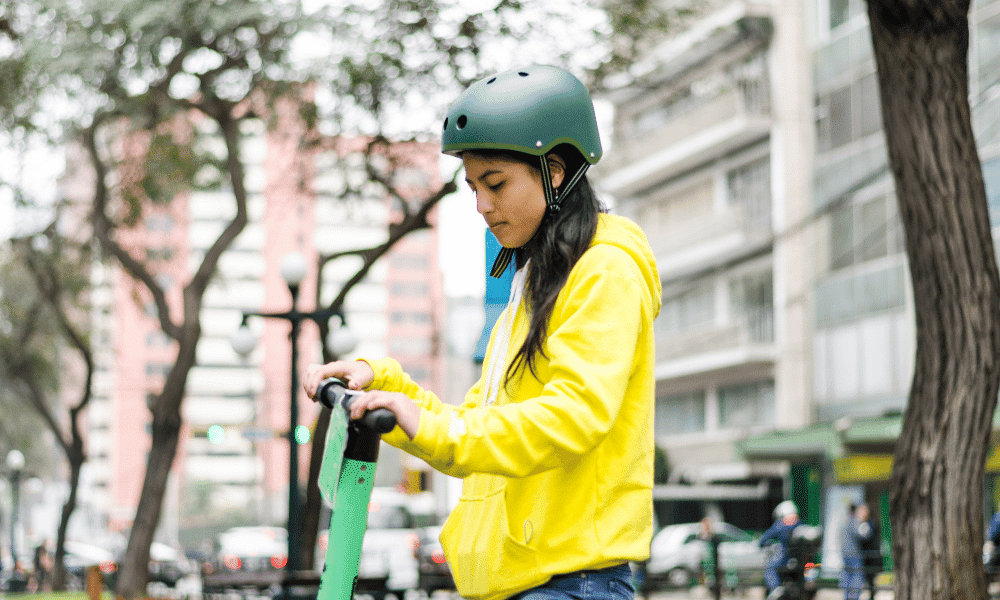 casco patinete electrico ciudad