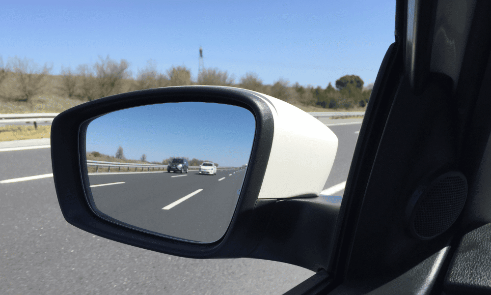 Sabes regular el retrovisor del coche?