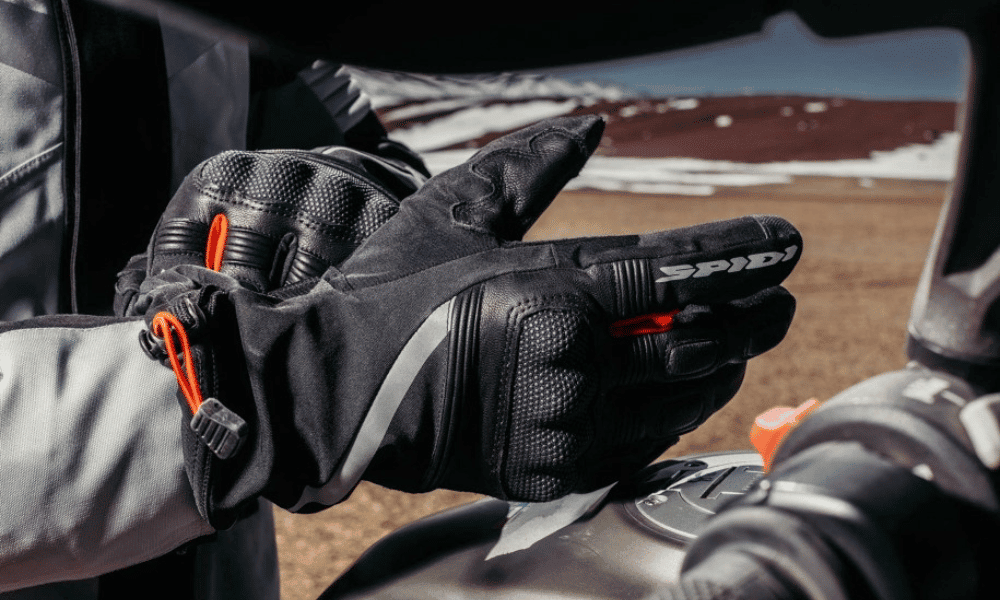 La importancia de los guantes en moto - Afiliación y Seguros