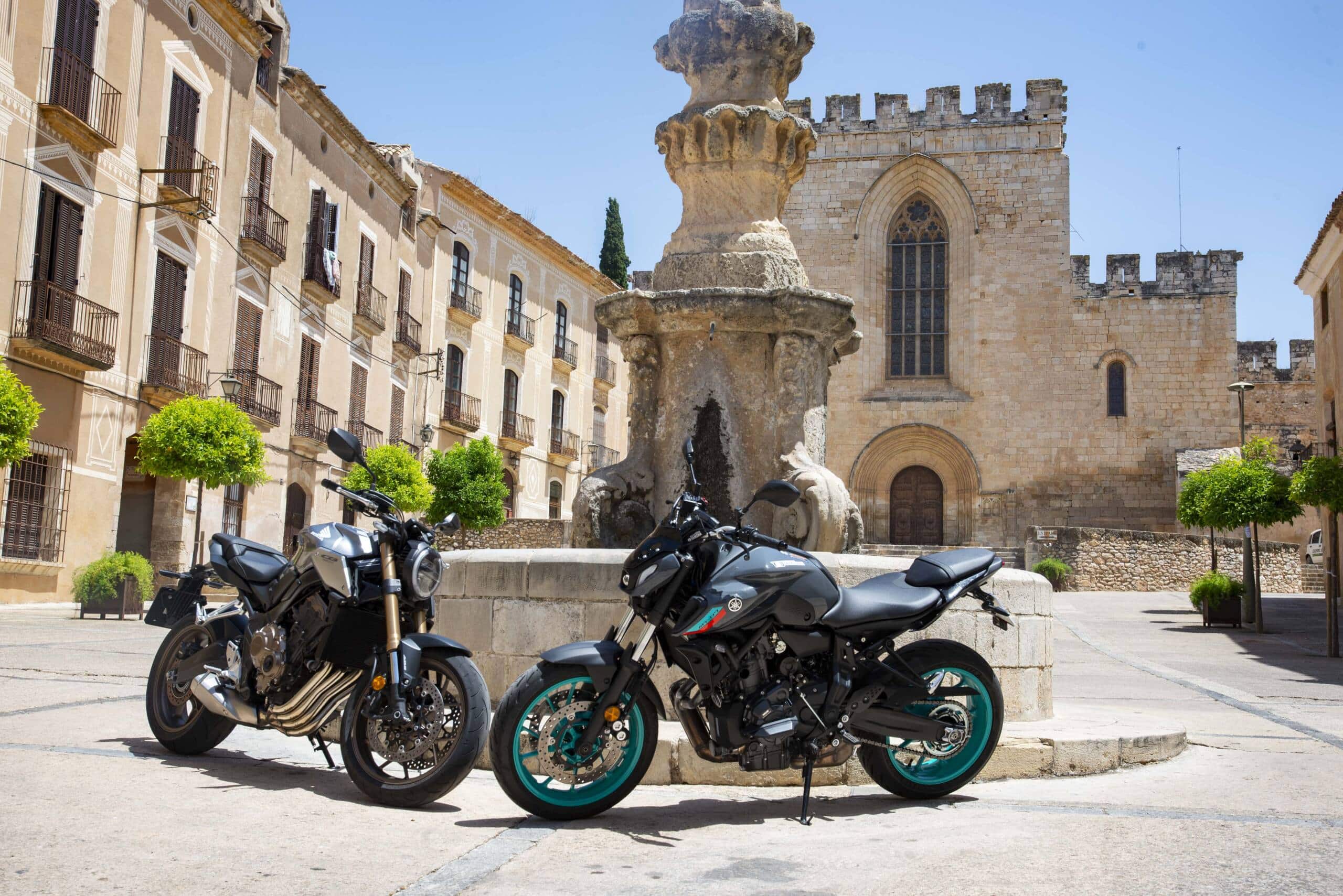 La MT-07 compartió ruta con su rival, la Honda CB650R