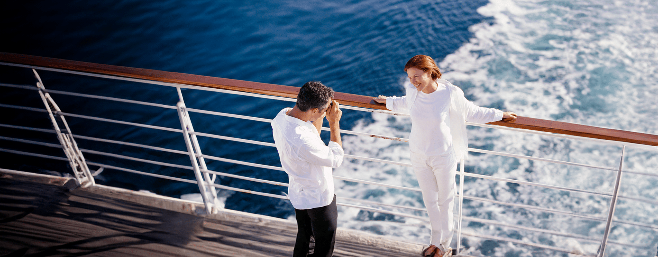 Seguro de crucero Taking Wife's Picture on Cruise Ship Deck