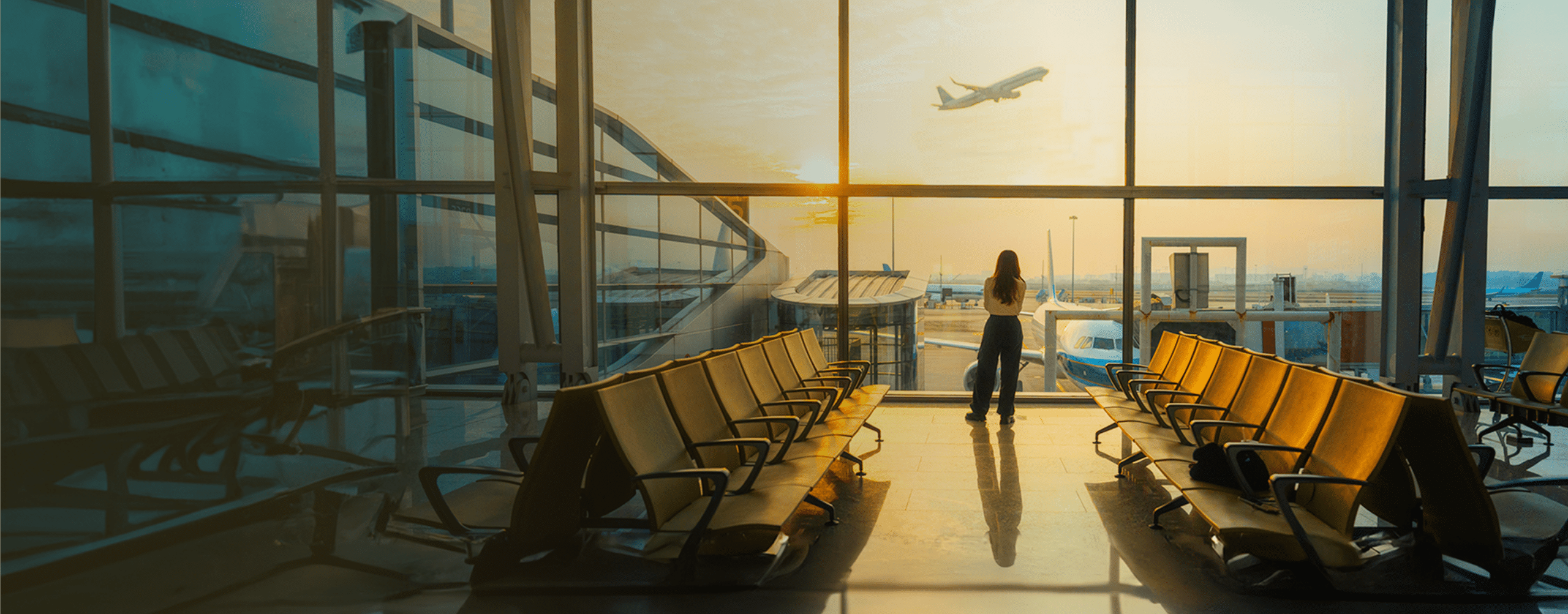 A young woman is using a smartphone to check the arrival departure board and flight schedule at the airport. - Fotografía de stock