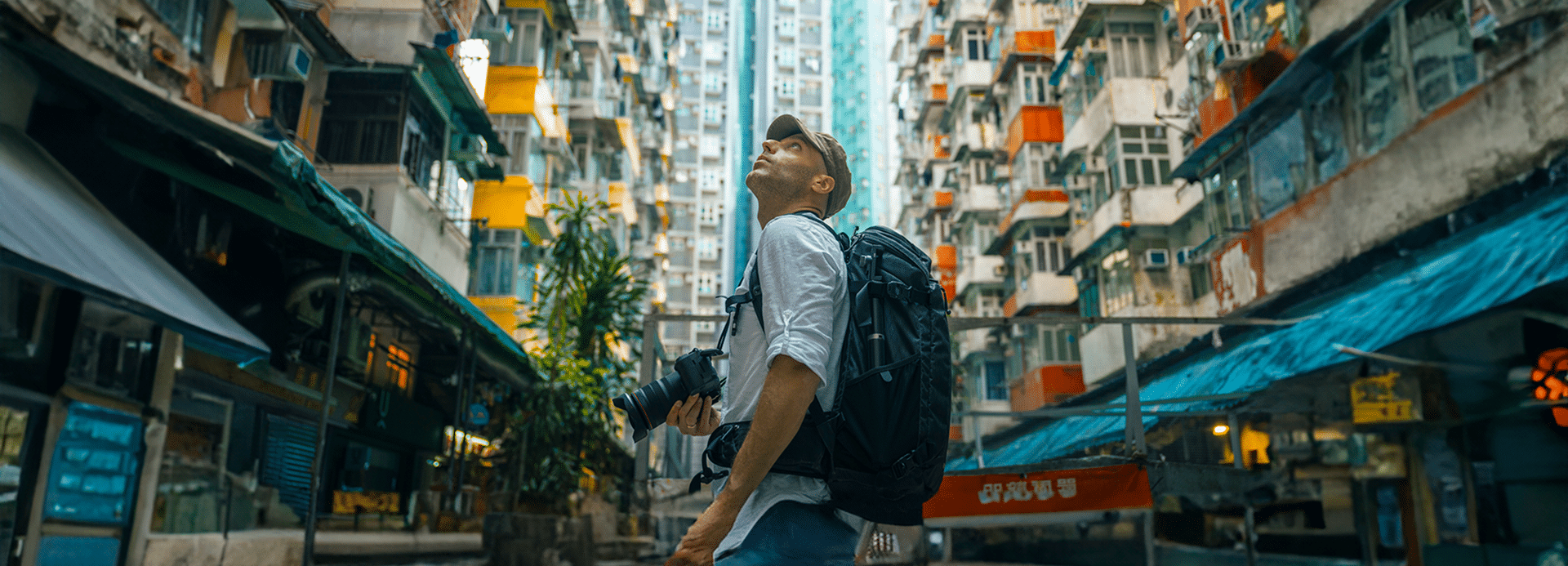 Larga estancia Tourist exploring the city in Hong Kong Island