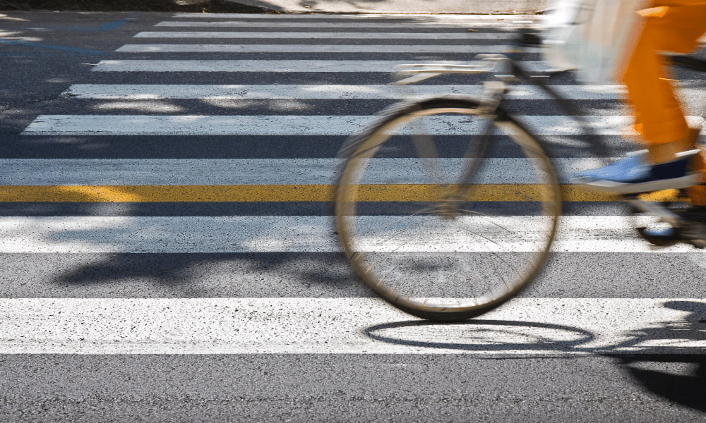 Cruzar un paso de peatones sin carril bici, puedo ir pedaleando