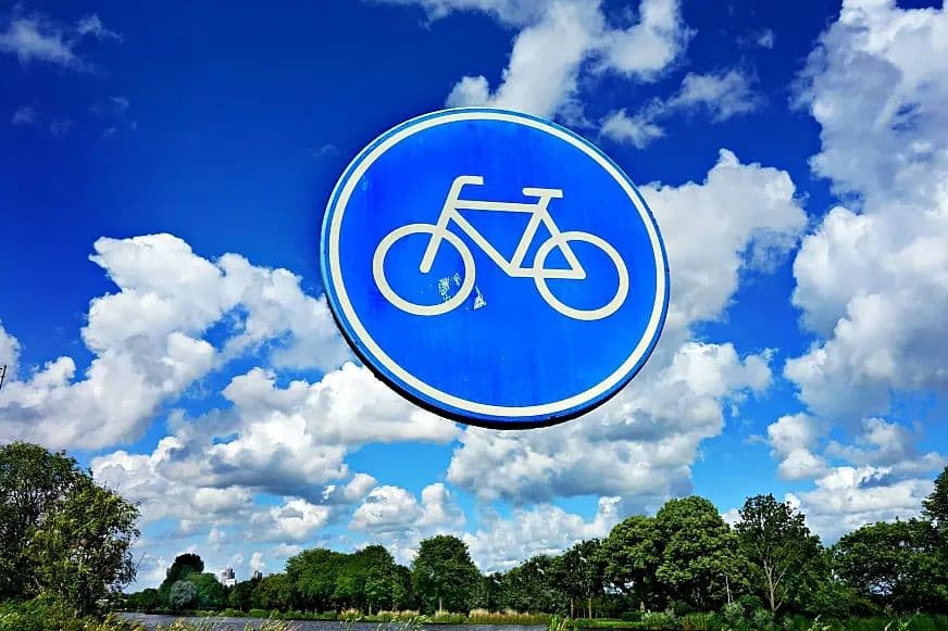 Diez normas de tráfico que tienes que conocer si vas en bici