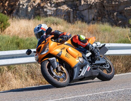 ¿Es legal llevar una cámara en la moto?