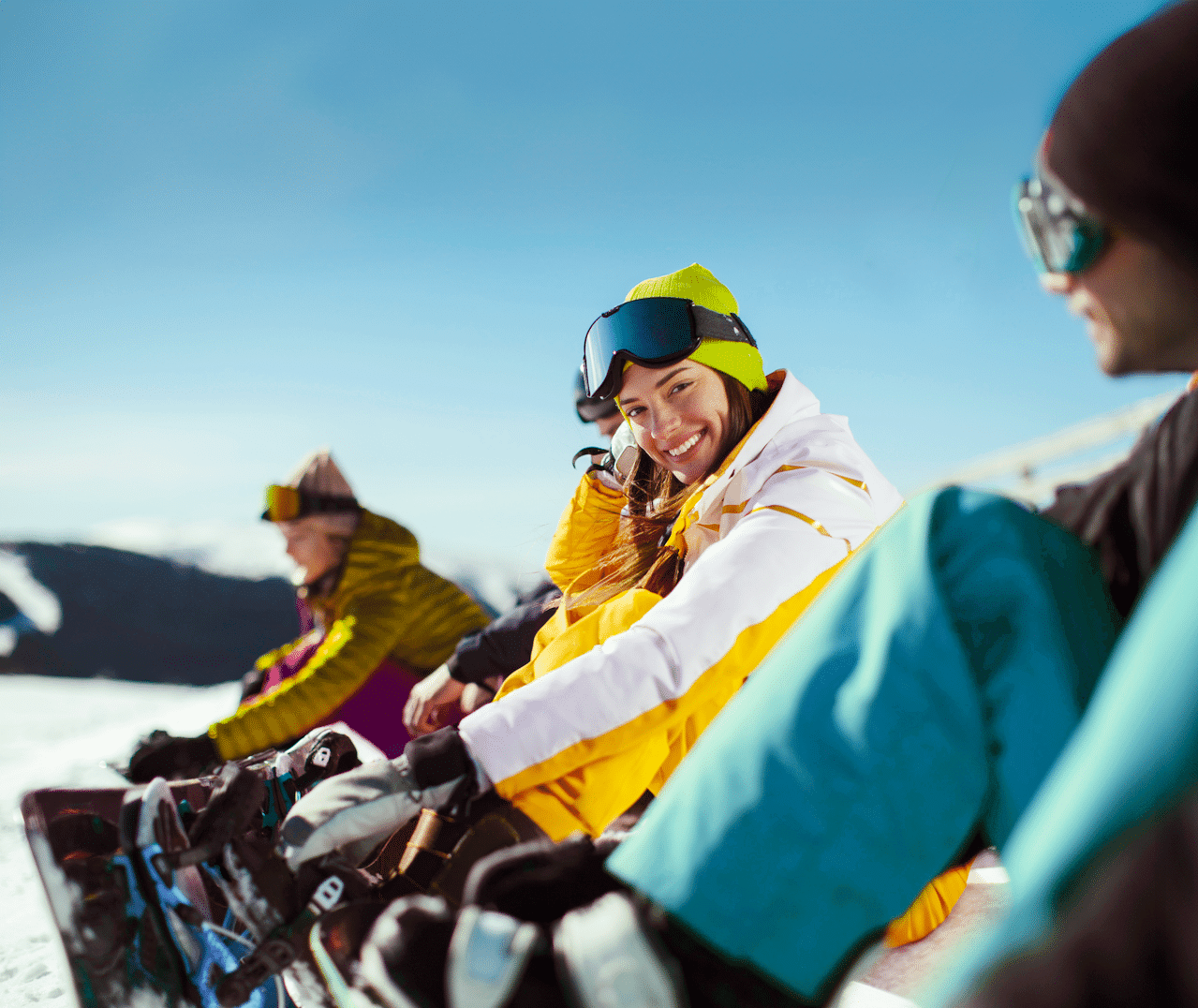 Chica joven esquiando Chica joven esquiando