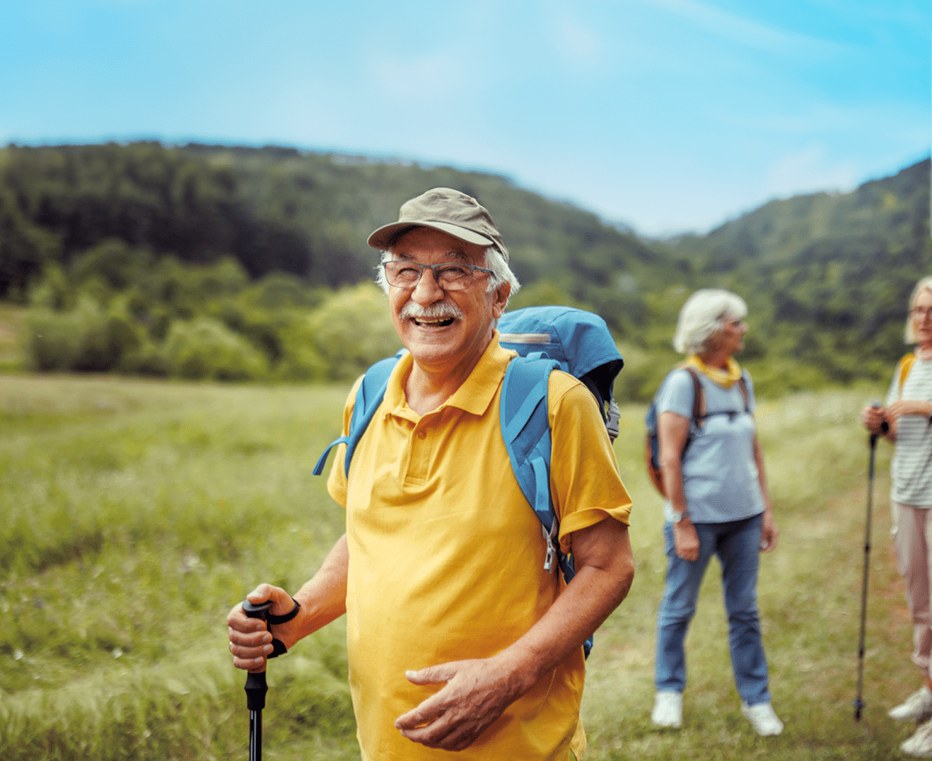 Hombre mayor haciendo trekking Hombre mayor haciendo trekking