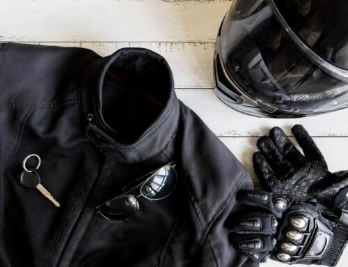 Descubre los mejores accesorios para evitar el frío en la moto