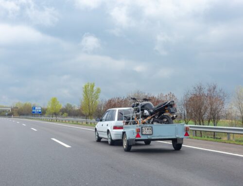 ¿Qué necesitas para llevar la moto en un remolque? Permisos y normativas del remolque ligero