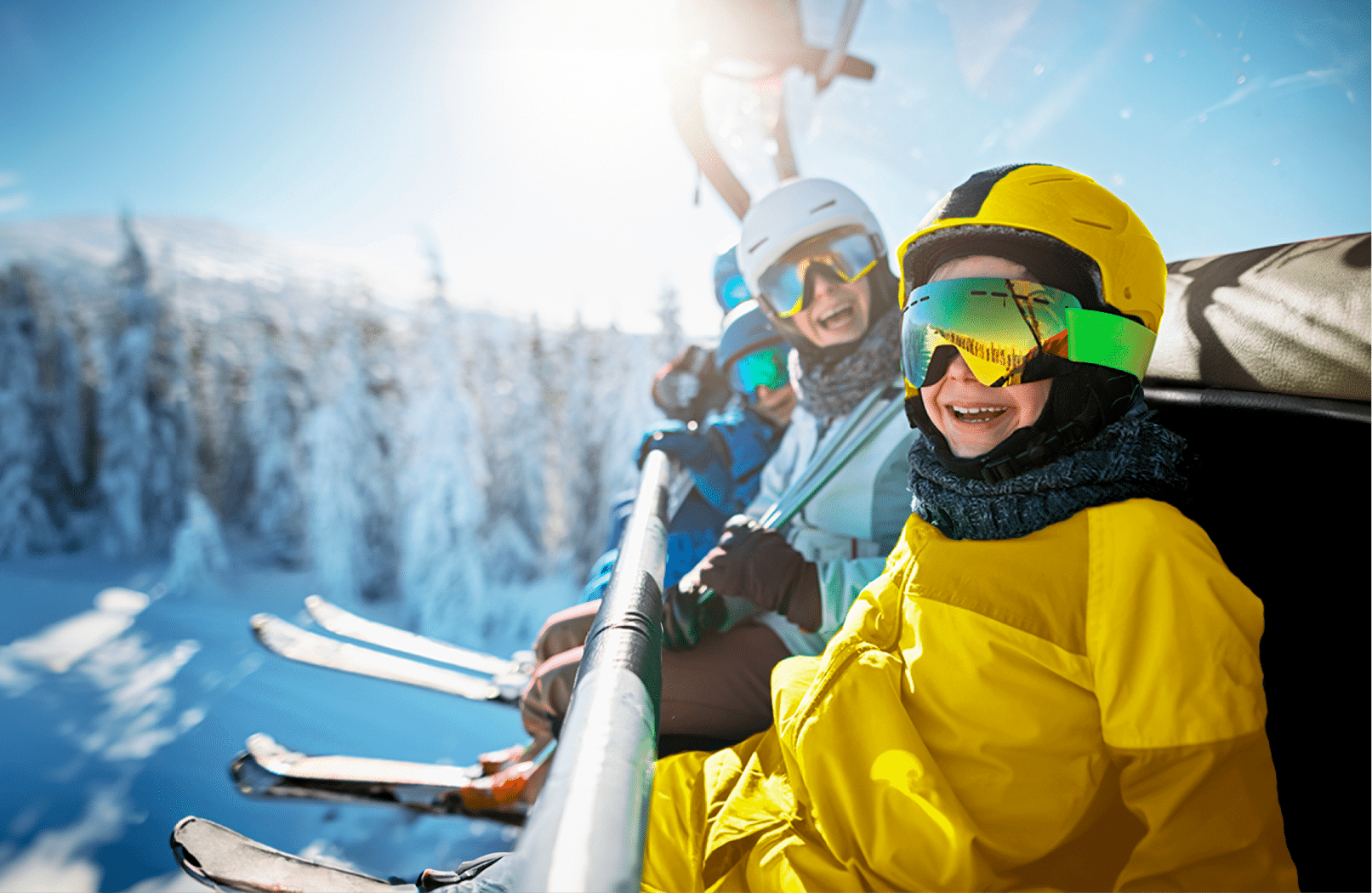 Familia sonriendo en el telesilla de una pista de esquí