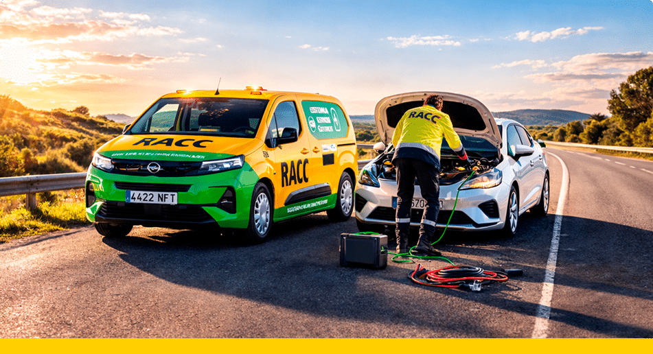Trabajador del RACC asistiendo en carretera2