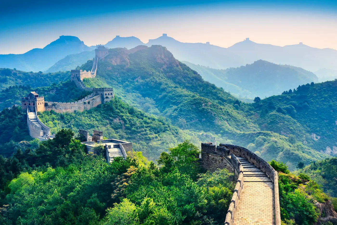 China Foto aérea de la Gran Muralla China y las montañas que la enmarcan detrás