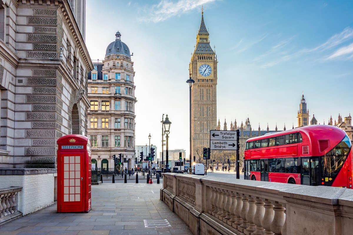 Imagen representativa del Reino Unido Cabina telefónica roja y autobús de dos pisos en la plaza del Parlamento y la torre Big Ben, Londres, Reino Unido.