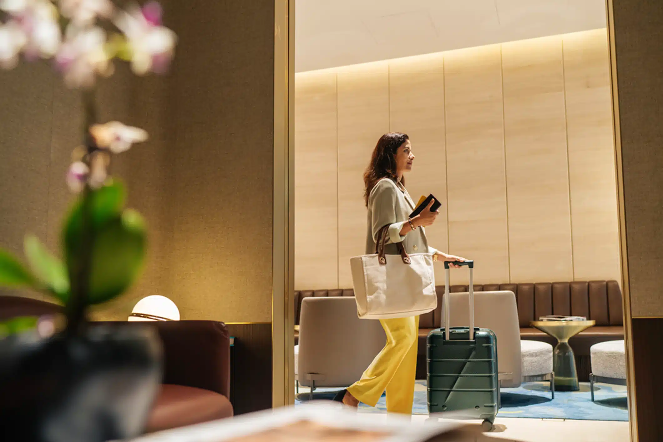 Viajero de negocios asiático adinerado bien vestido que se registra en una sala VIP exclusiva del aeropuerto Viajero de negocios asiático adinerado bien vestido que se registra en una sala VIP exclusiva del aeropuerto