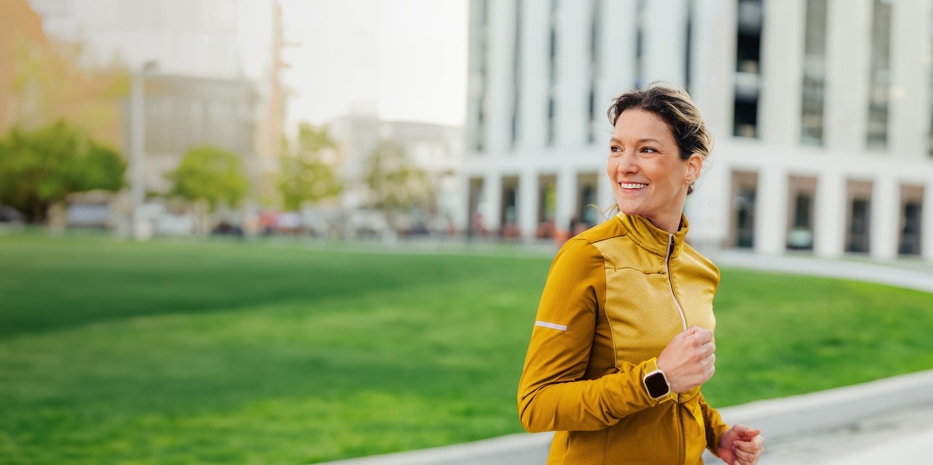 Mujer adulta haciendo deporte en un espacio publico Mujer adulta haciendo deporte en un espacio publico